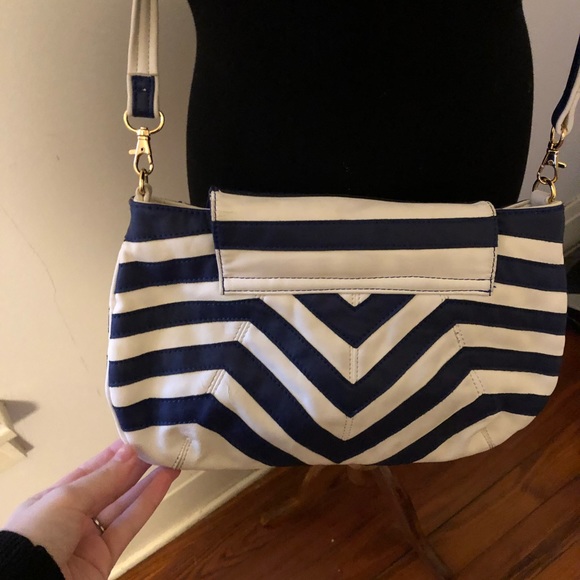 Melie bianco navy & white chevron crossbody purse - Picture 4 of 4