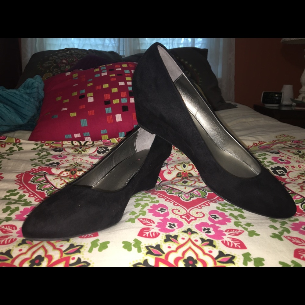 Bandolino suede kitten wedges w/ semi-pointed toe