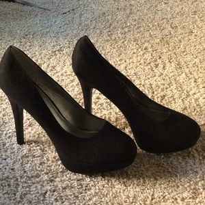 Black pumps