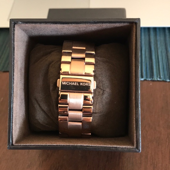 Michael Kors Rose Gold Watch - Picture 2 of 8