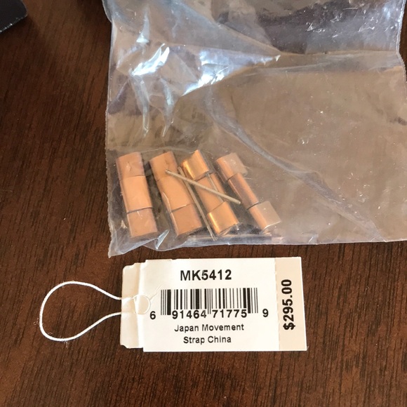 Michael Kors Rose Gold Watch - Picture 3 of 8