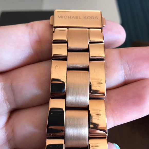 Michael Kors Rose Gold Watch - Picture 4 of 8