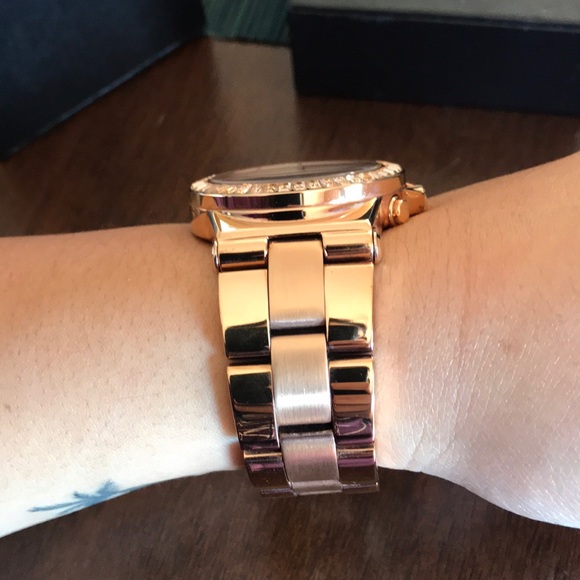 Michael Kors Rose Gold Watch - Picture 5 of 8