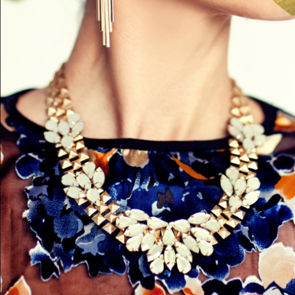 3/$25🎉NWT T&J Designs gold opaque stone necklace