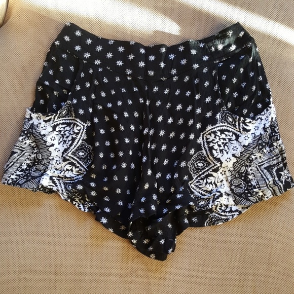 Free People Pants - ⤵️$40⤵️Free People shorts floral black & white