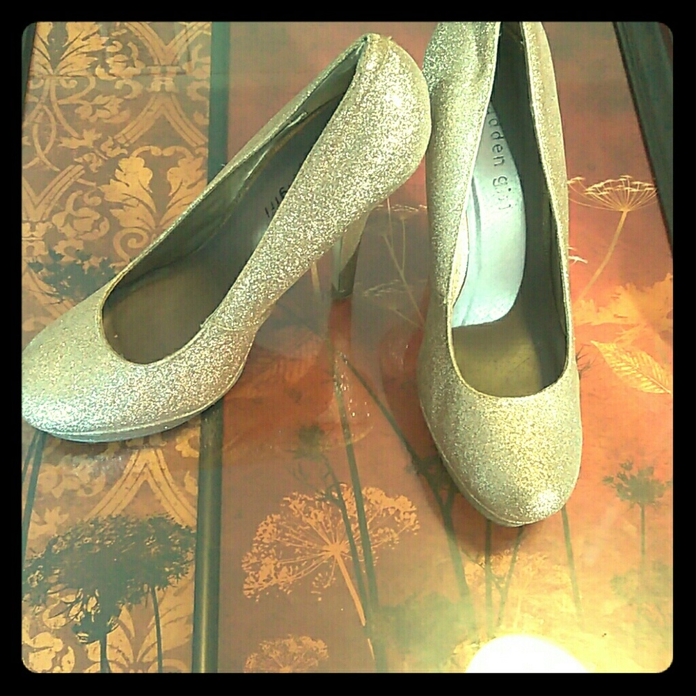 Gold pumps