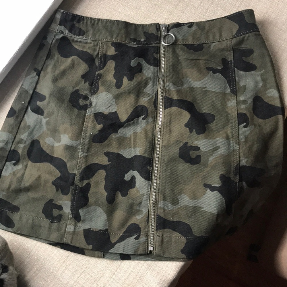 Camo skirt with zipper