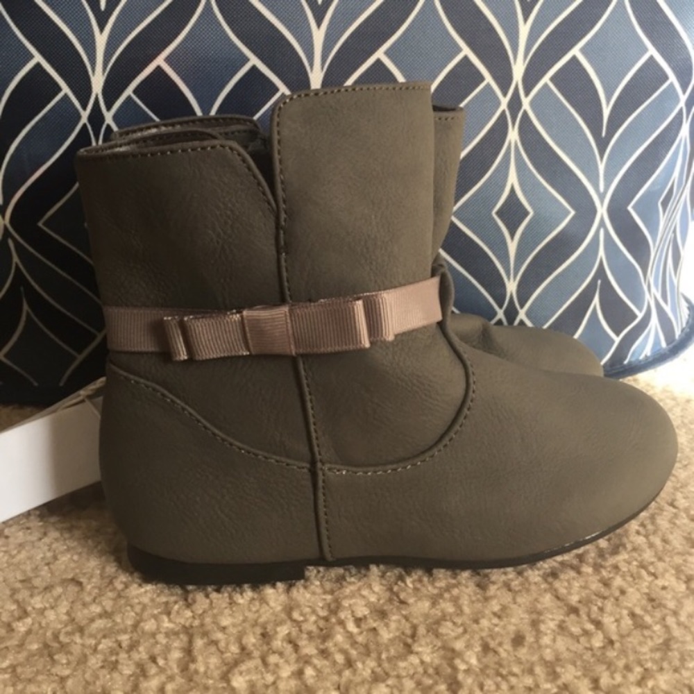 Girls gray boots