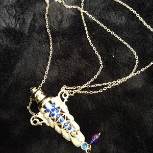 Oil necklace still has oil in it tht smells good