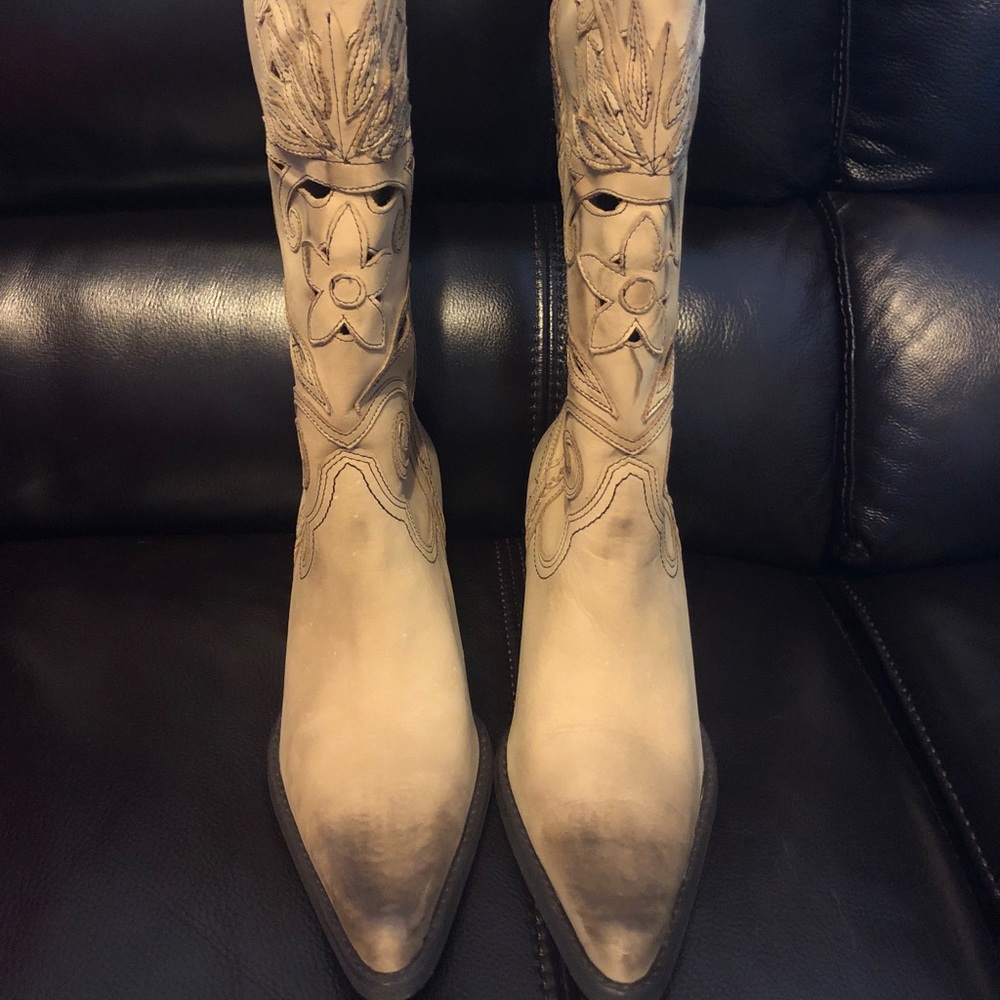 Carlos by Carlos Santana cream suede boots 8.5M