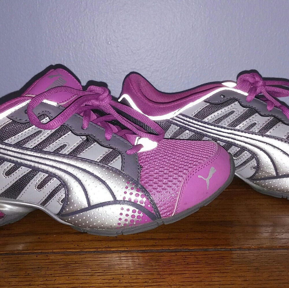 Pumas shoe size 5.5 US