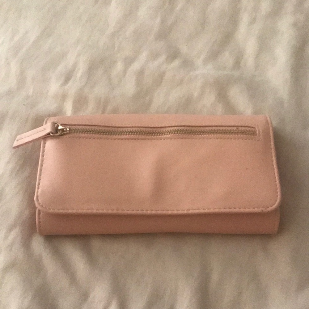 A wallet (hand wallet or purse wallet)