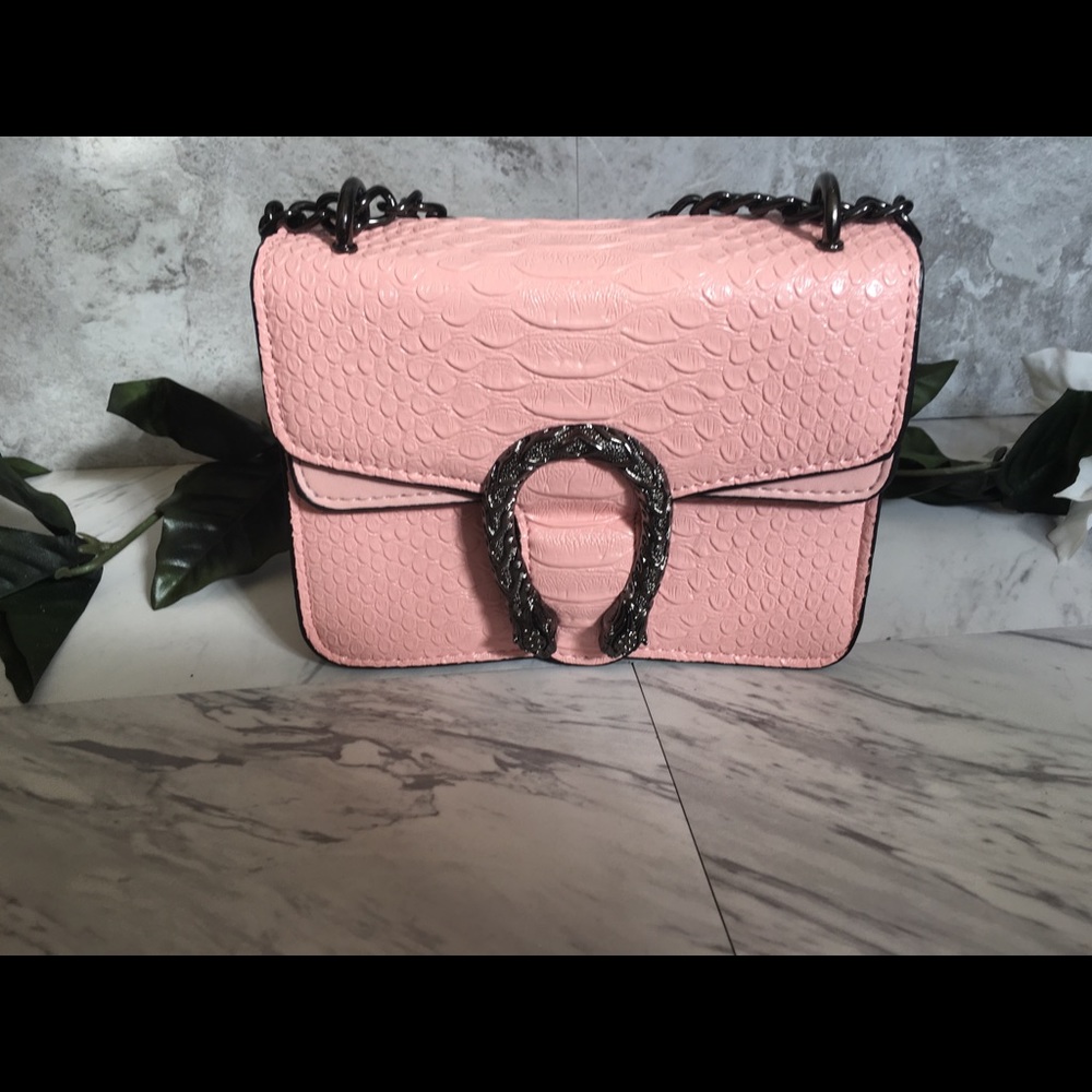 Woman small crossbody bag with chain