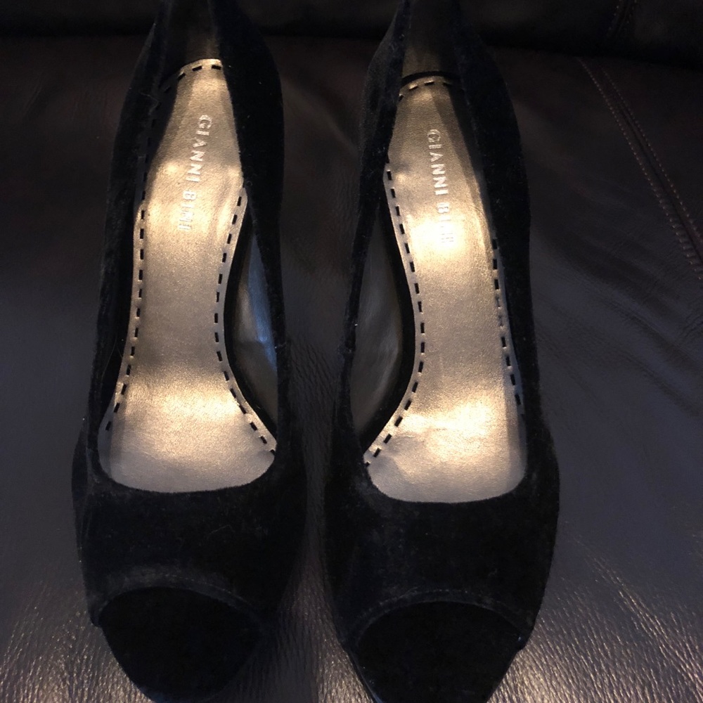 New Gianni Bini Black velvet peep toe heels 9M
