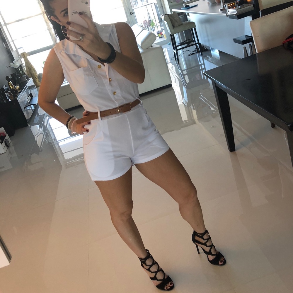 🚨 White Romper 🚨 Size Med  Never worn.