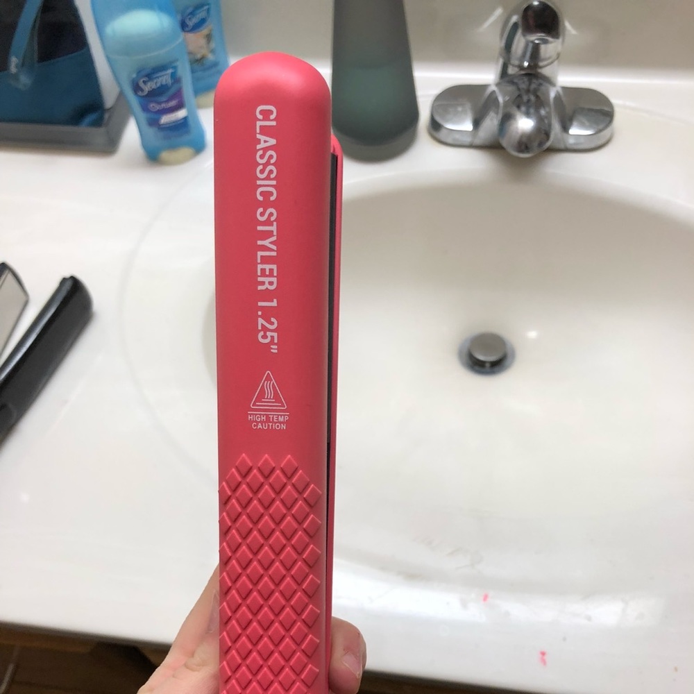 Selling this beautiful straightener!