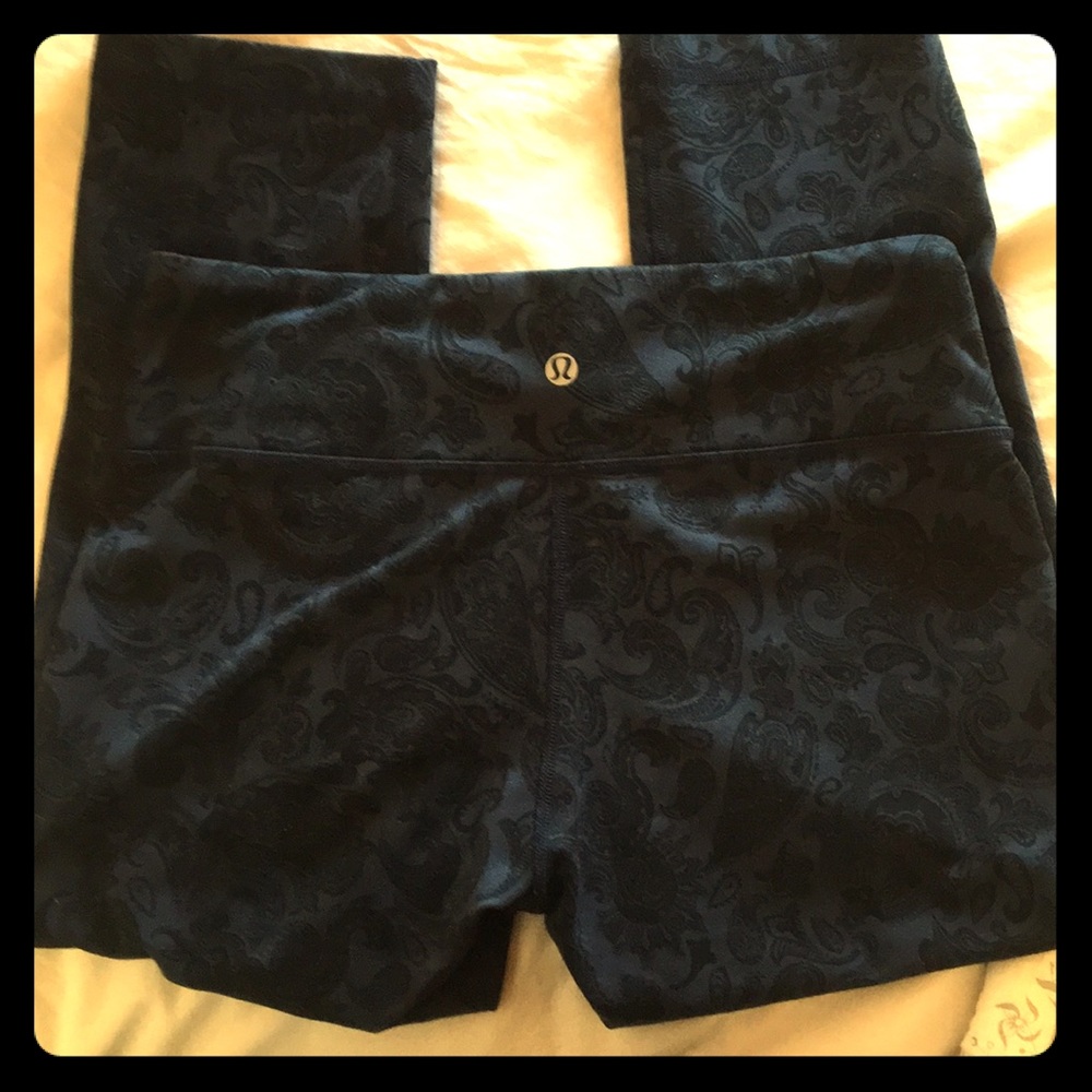 Lululemon Navy Paisley Crops🍋