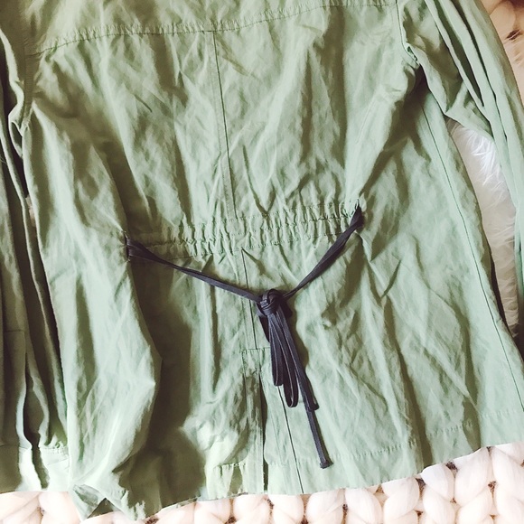 ᴇʟɪᴢᴀʙᴇᴛʜ ᴀɴᴅ ᴊᴀᴍᴇs “ɴɪᴋᴋɪ” ᴊᴀᴄᴋᴇᴛ Utility Jackets