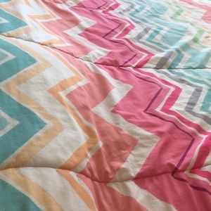 Twin sized bedding includes cheveron sheets