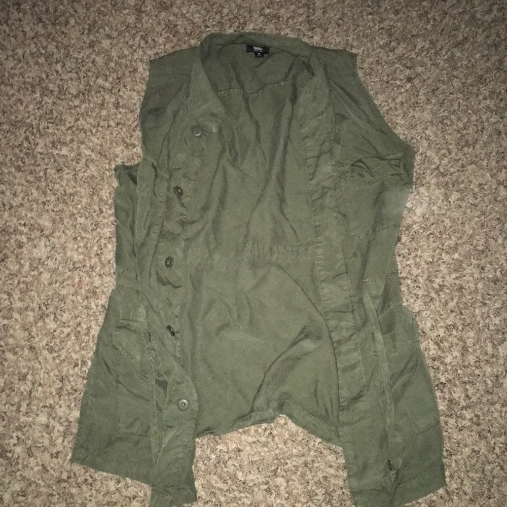 Green target sleeveless green jacket