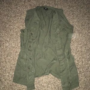 Green target sleeveless green jacket