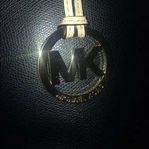 Meet your Posher, Zena