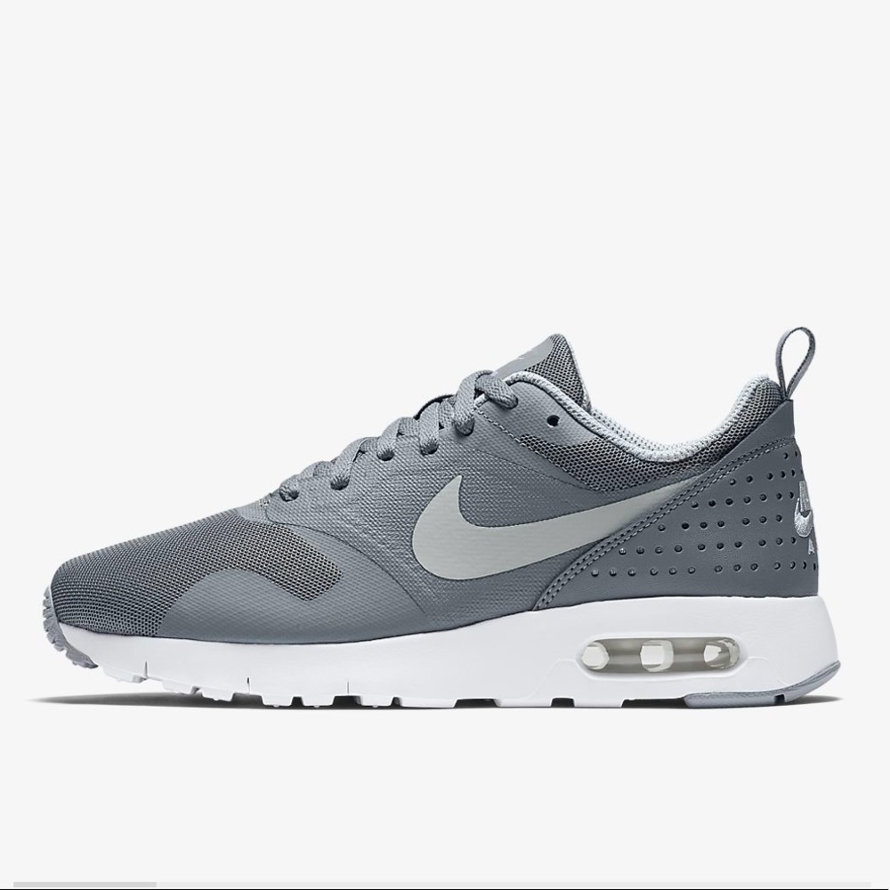 NEW Nike Air Max Tavas(woman’s 7.5, Kids 5.5Y)