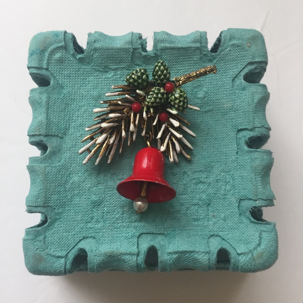 Vintage spruce moving bell brooch pin