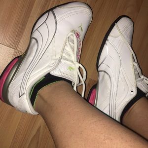 White puma sneakers