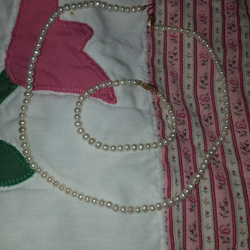 Pearl necklace and bracet set