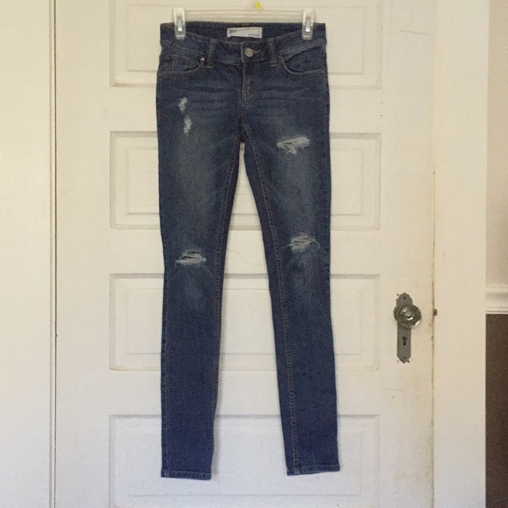 SOLD - Juniors distressed jeans