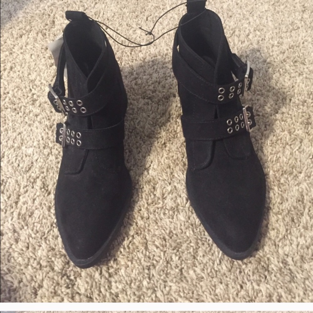 NWT-shoe Boots make me a decent offer!!!