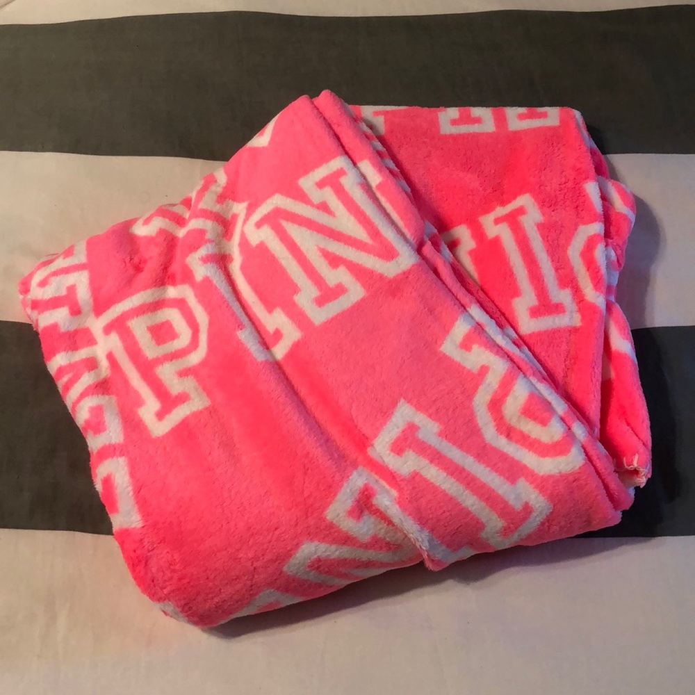 Victoria’s Secret PINK microfiber throw. BNWT.