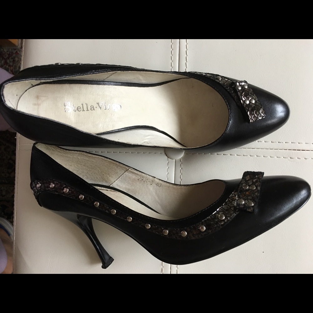 Stella Virgo Black Leather Pumps.