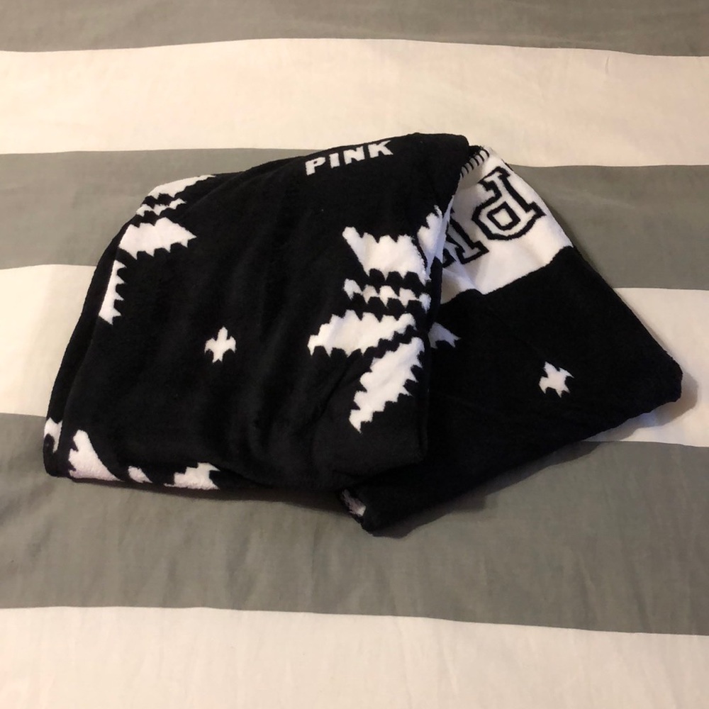 Victoria’s Secret PINK microfiber throw. BNWT