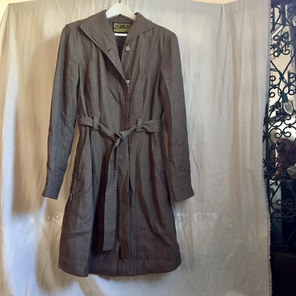 Coat with tie and zipper