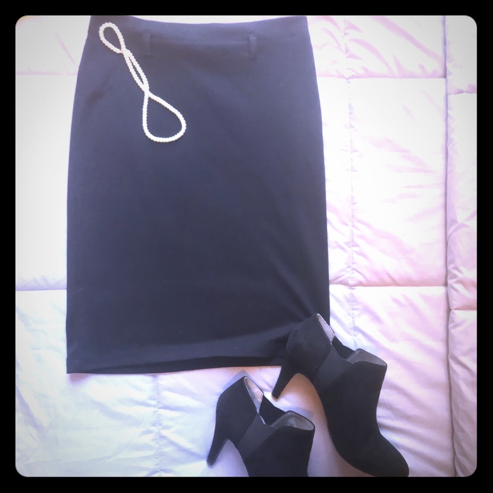 Black form- fitting skirt