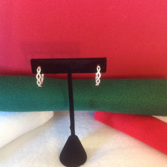 ❤️ DIAMOND HOOP EARRINGS ⭐️ (1 PAIR LEFT) - Picture 2 of 5