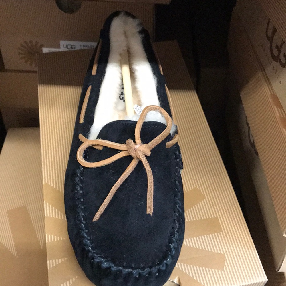 UGG W DAKOTA BLACK SIZE 6