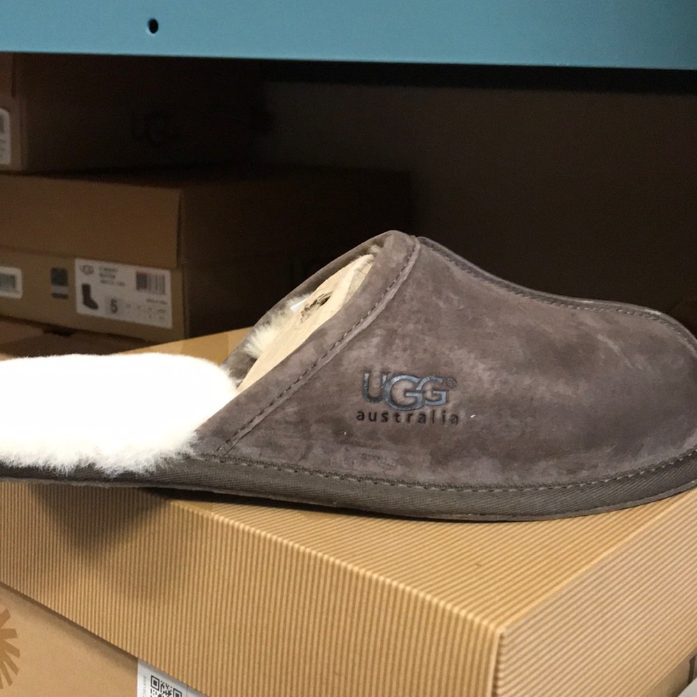 UGG M SCUFF ESP SIZE 8