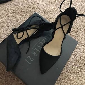 Black lace up pumps