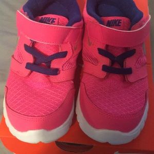 Girls Nike sneaker size 10