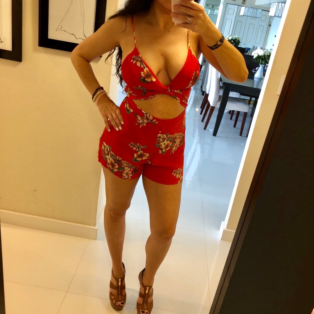 💃🏻 Red Floral Romper 💃🏻 NWT size M