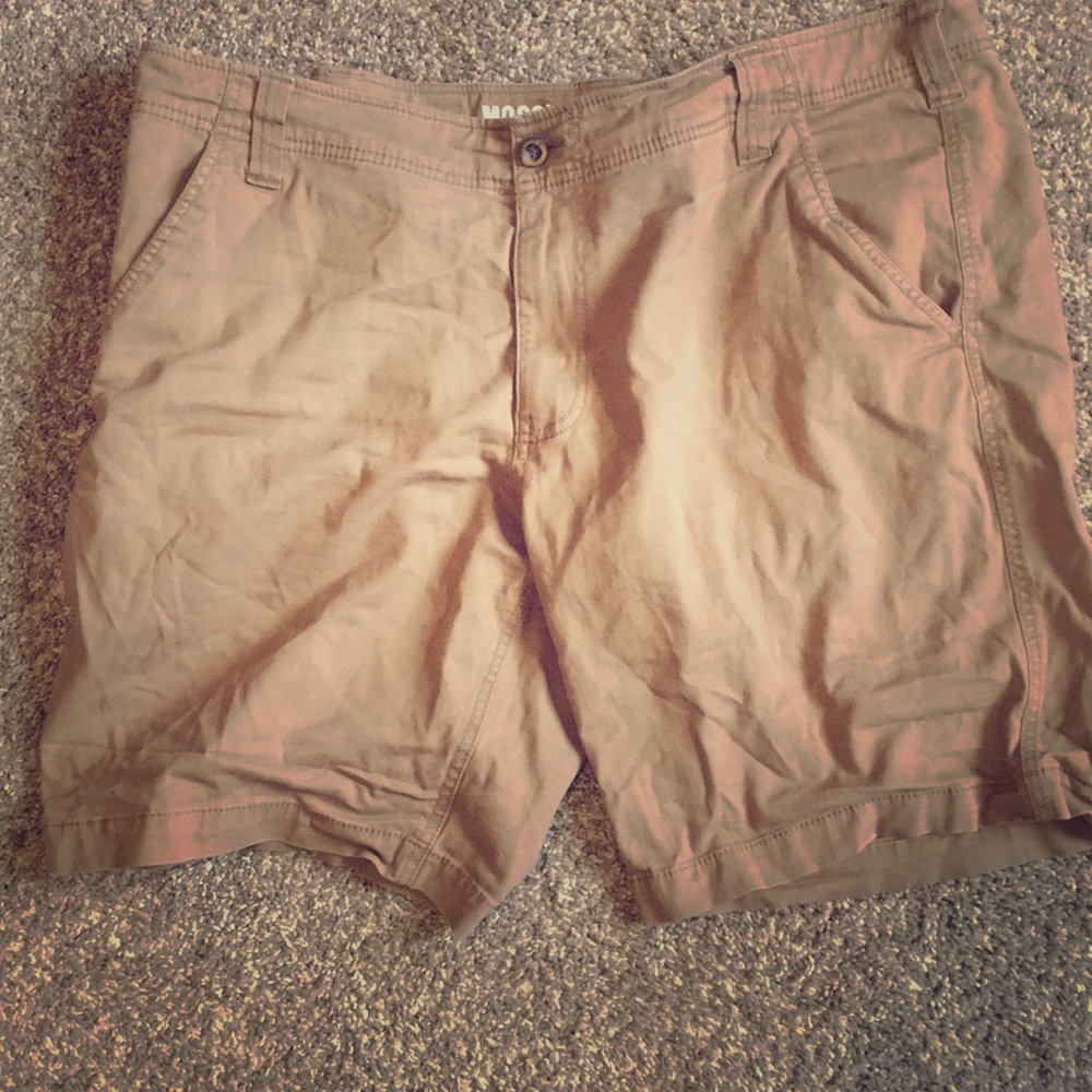 Perfect men’s khaki shorts - flattering