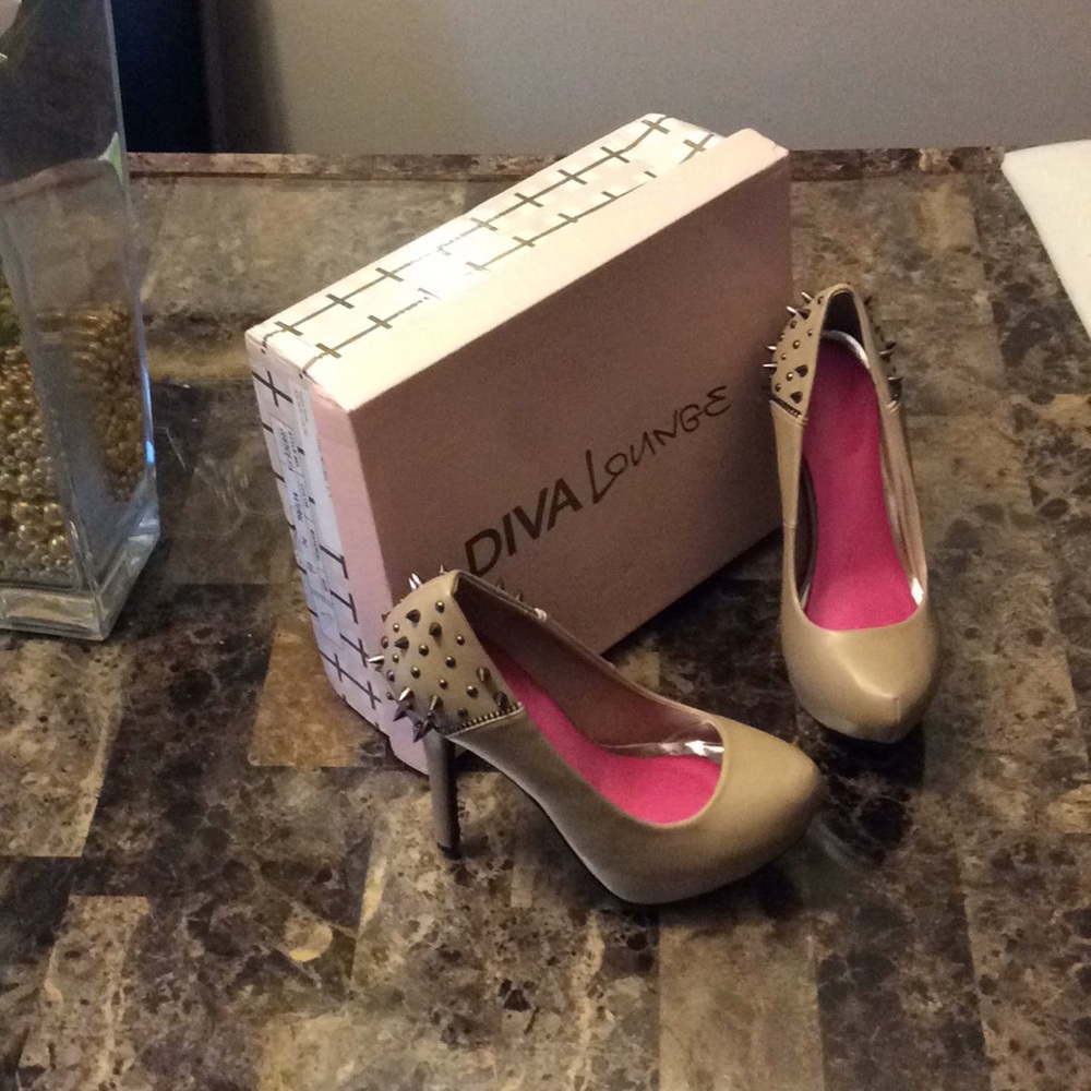 Diva lounge and then choose new size 6 1/2