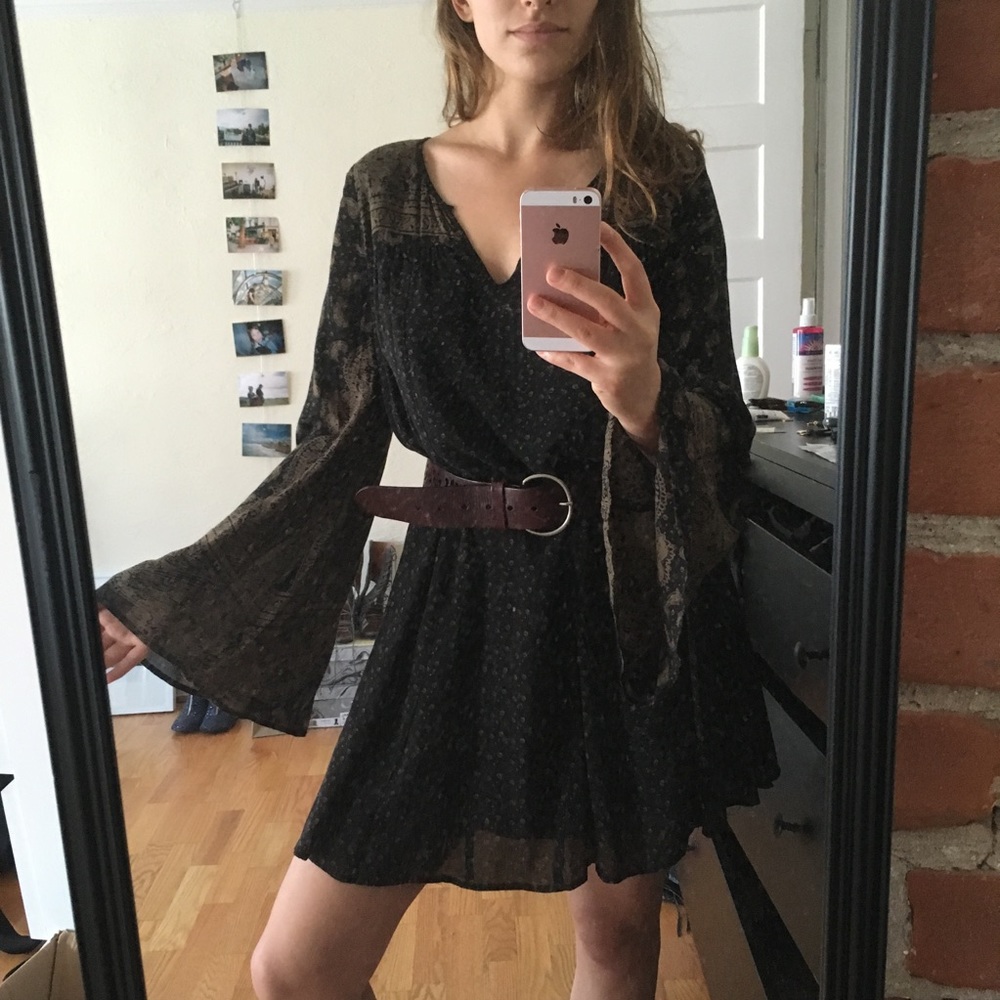 Free People Bell Sleeve Flowy dress 🌸