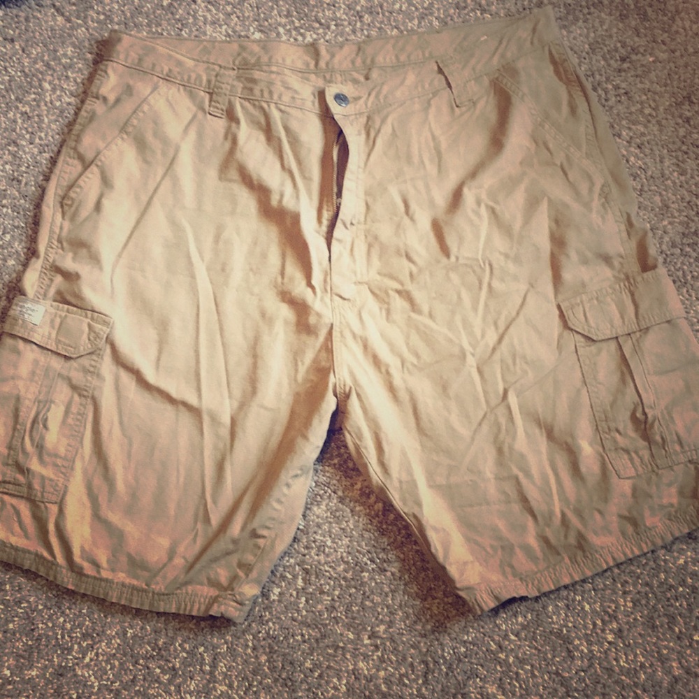 Loose and lightweight khaki shorts 100% cotton!