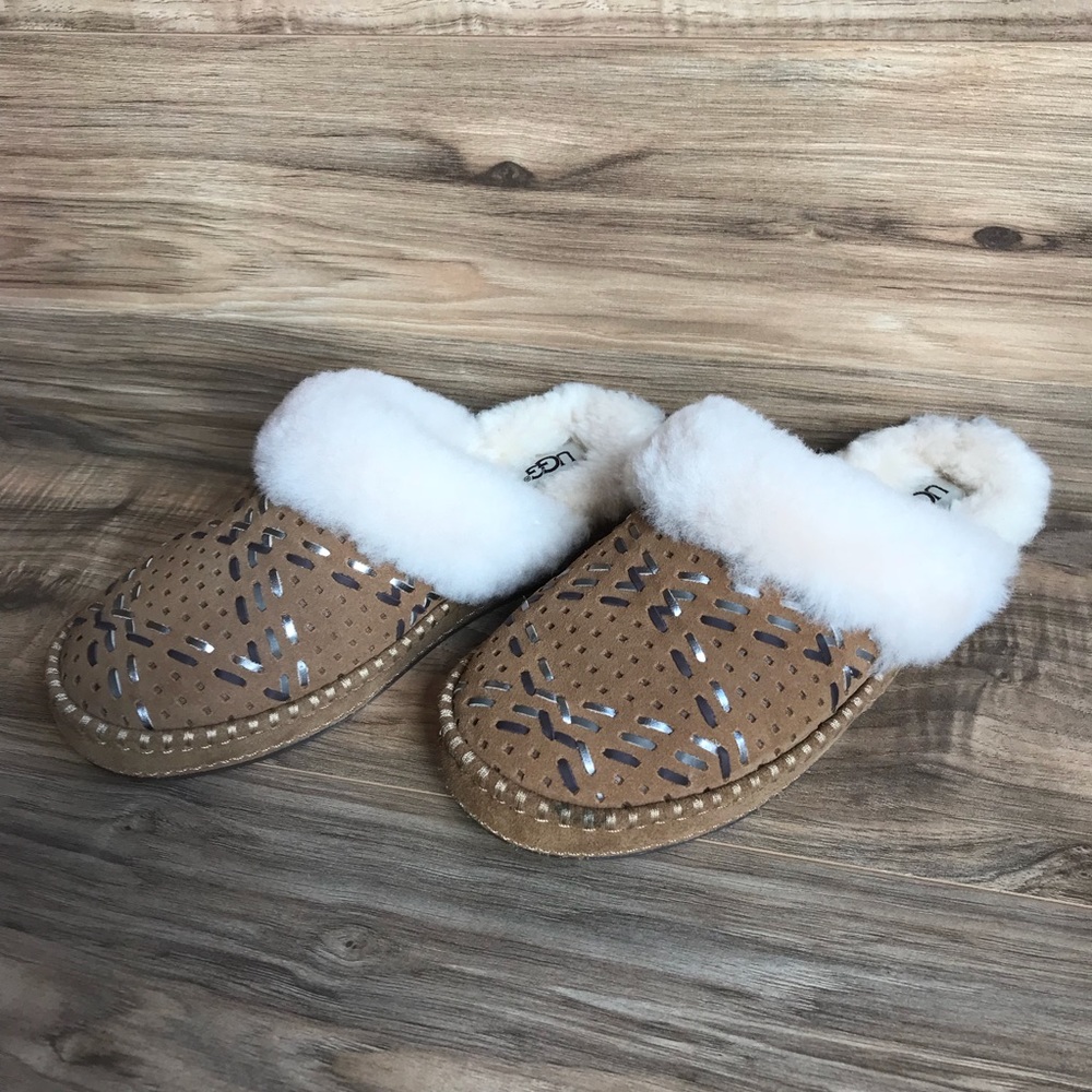 ⬇️$80 🔶New UGG Aira Tehuano Slippers Size 7🔶 - Picture 1 of 8