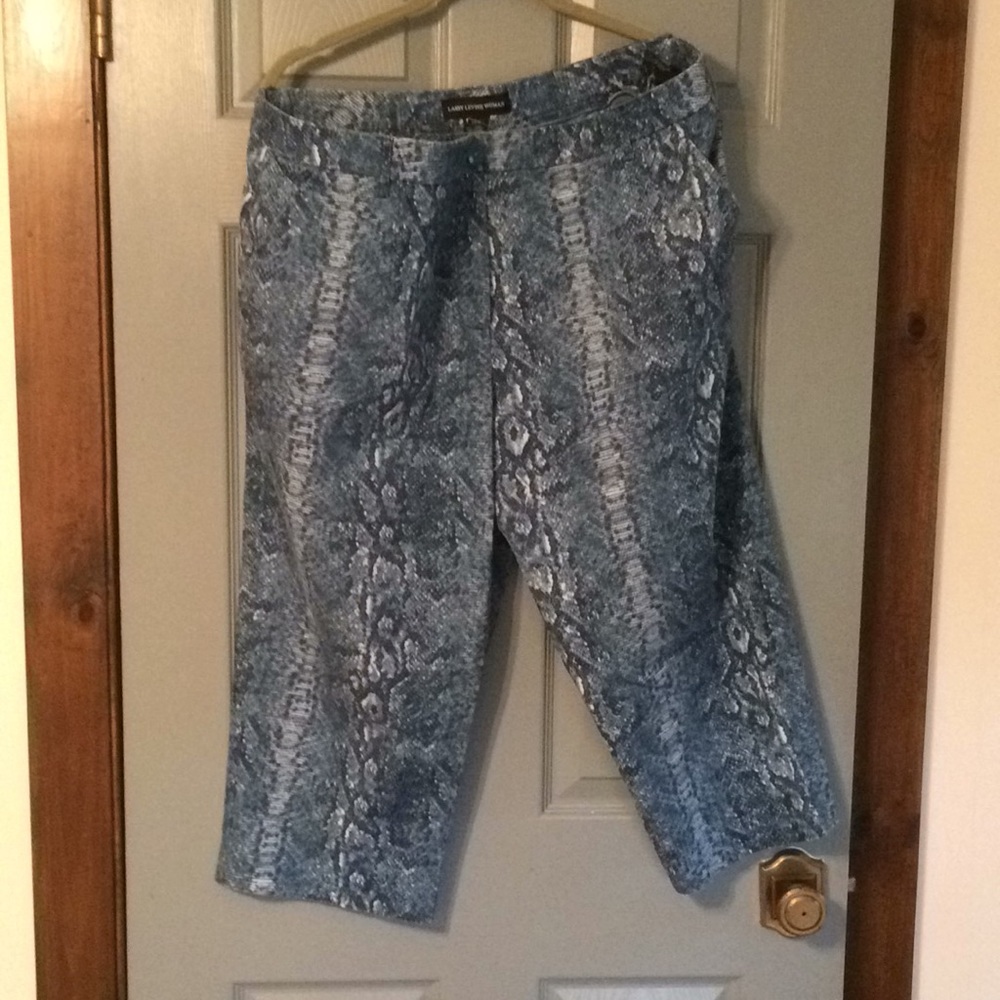 💜Snake skin pattern women’s size capri pants💜