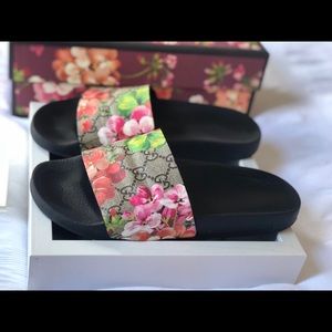 GUCCI, GG BLOOMS SUPREME SLIDE SANDAL, Size 39